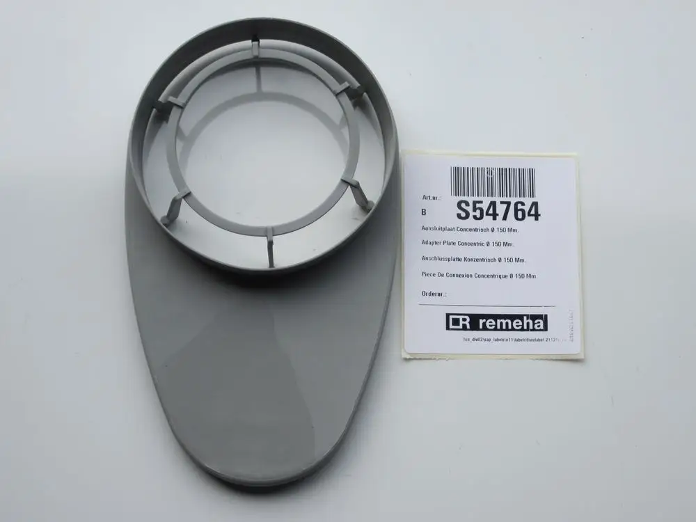 Graue Anschlussplatte von Remeha, konisch geformt, mit zentralem Öffnungsdesign. Zubehör zur Verbindung von Rohrsystemen.